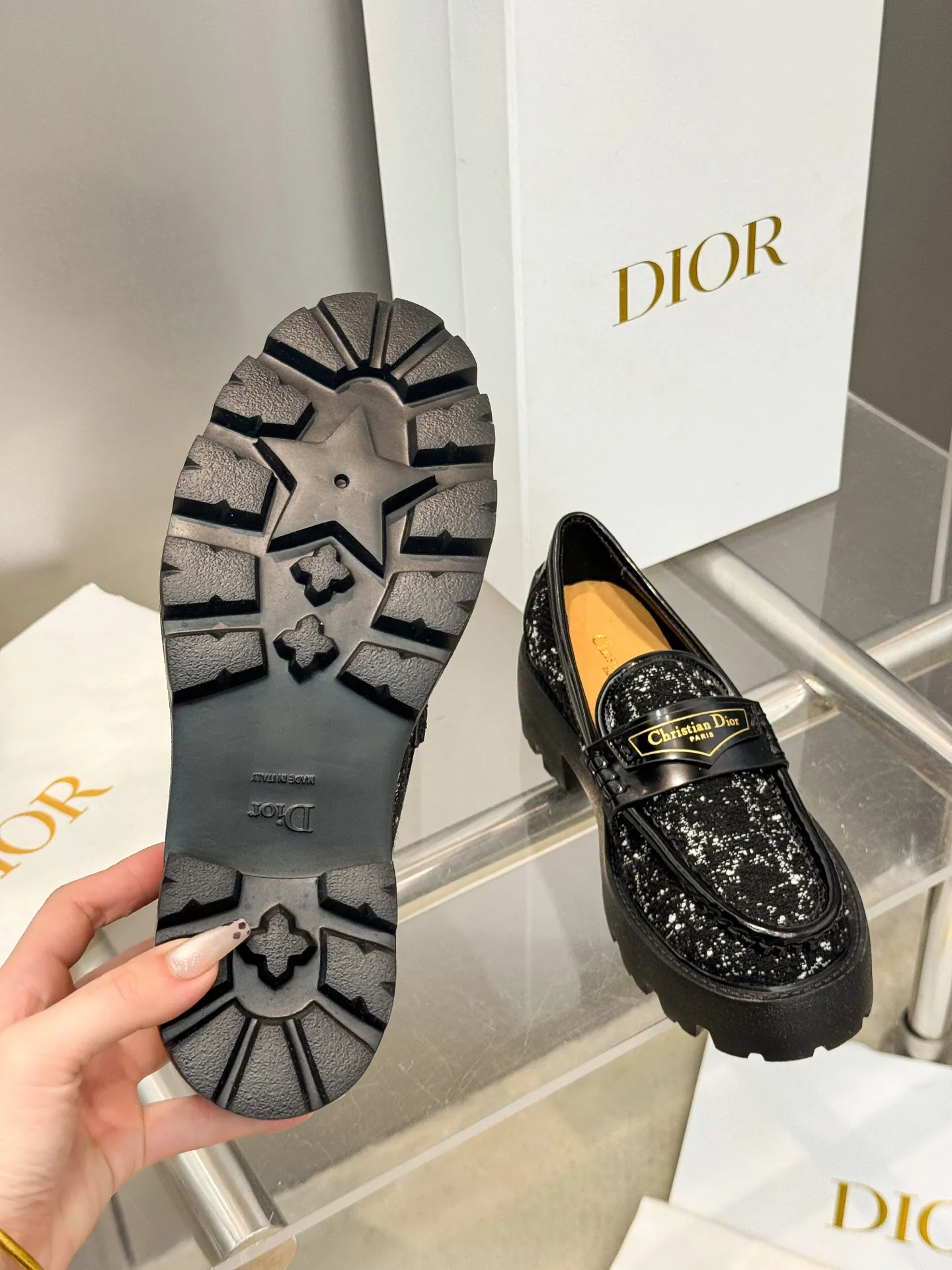 👟👟Ex-factory price 600👟👟 Dior 2024 new autumn and winter D-Boy letter logo color-blocked thick-soled women's shoes. Star's same style slip-on belt buckle round-toe retro low-heeled loafers. Material: imported open-edge beaded cowhide stitching eco-friendly rattan plaid tweed + water-dyed sheepskin lining + original molded IP outsole. Bottom thickness: 3.5CM Size: 35-42 (41.42 customized, non-refundable and non-exchangeable)
